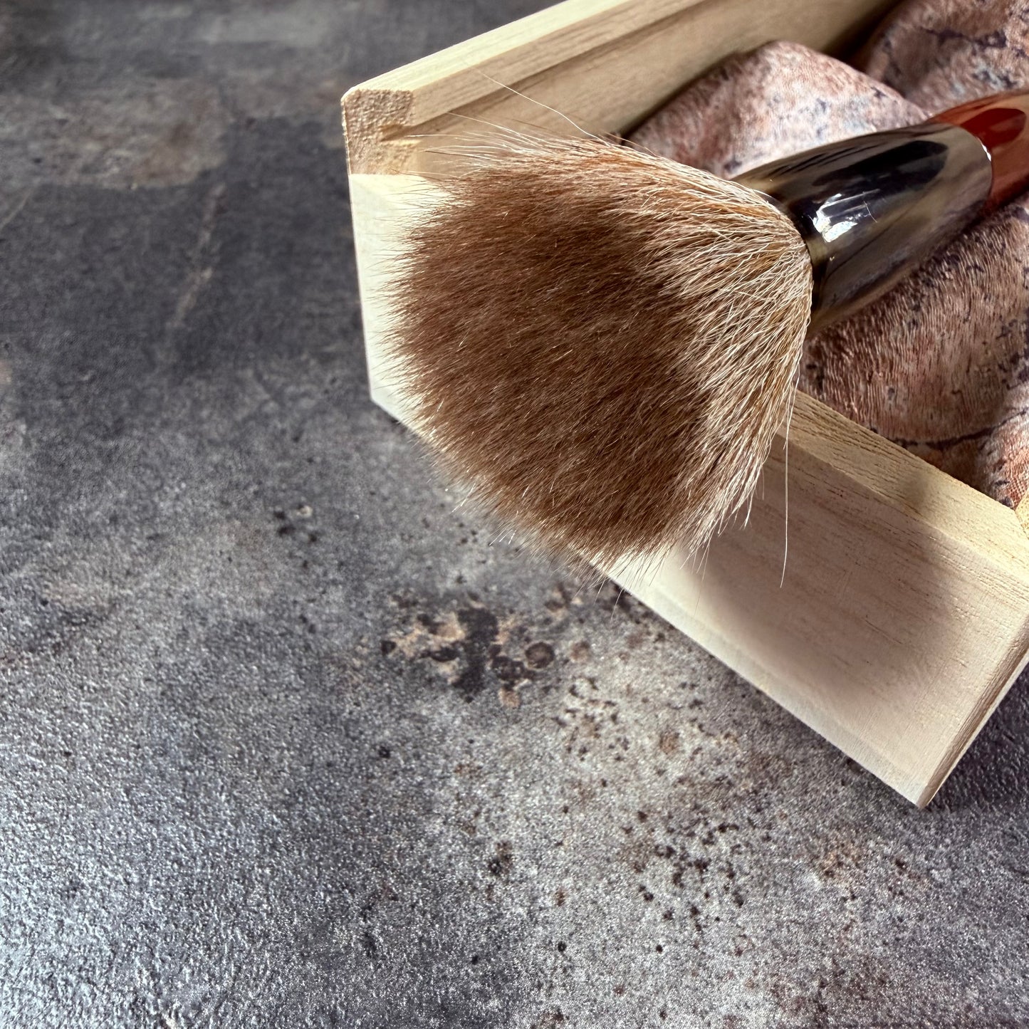 Bunshindo Artisan Handmade Makeup Brush with Red-Black Lacquer Handle, Vintage Kolinsky Mix Saikoho Hair