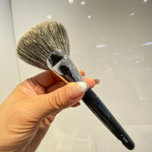 HAKUHODO F1342 face brush gray squirrel mix goat