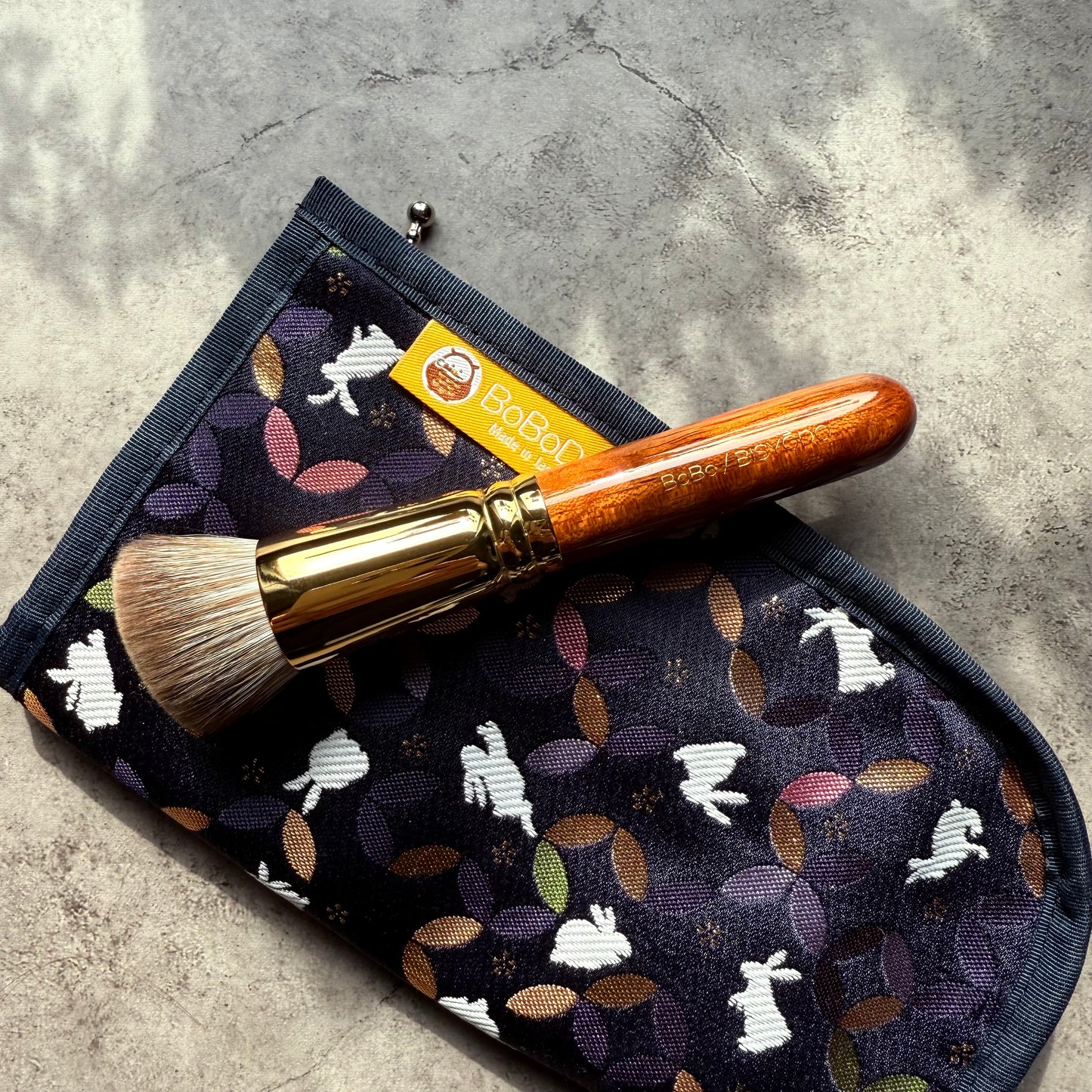 BISYODO bobo collaboration face brush angle kolinsky mix silver fox with pouch