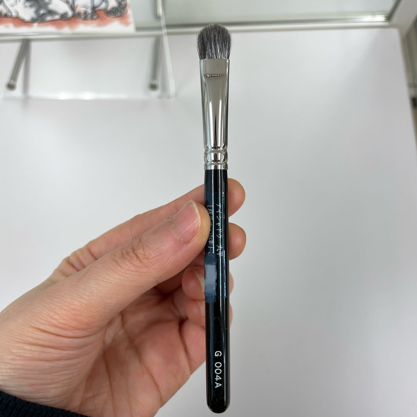 HAKUHODO G004A eyeshadow brush round flat gray squirrel mix goat