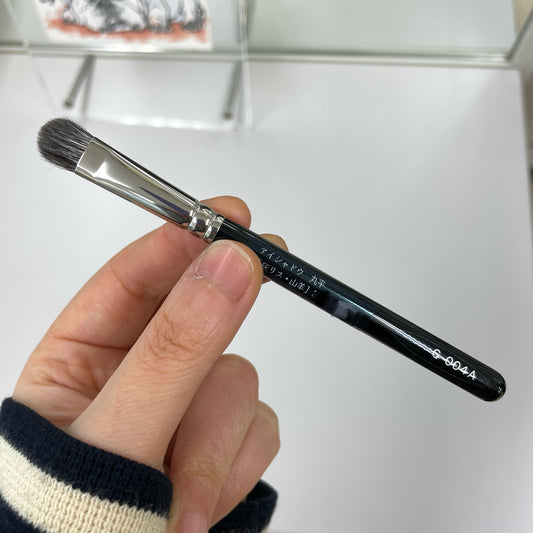 HAKUHODO G004A eyeshadow brush round flat gray squirrel mix goat