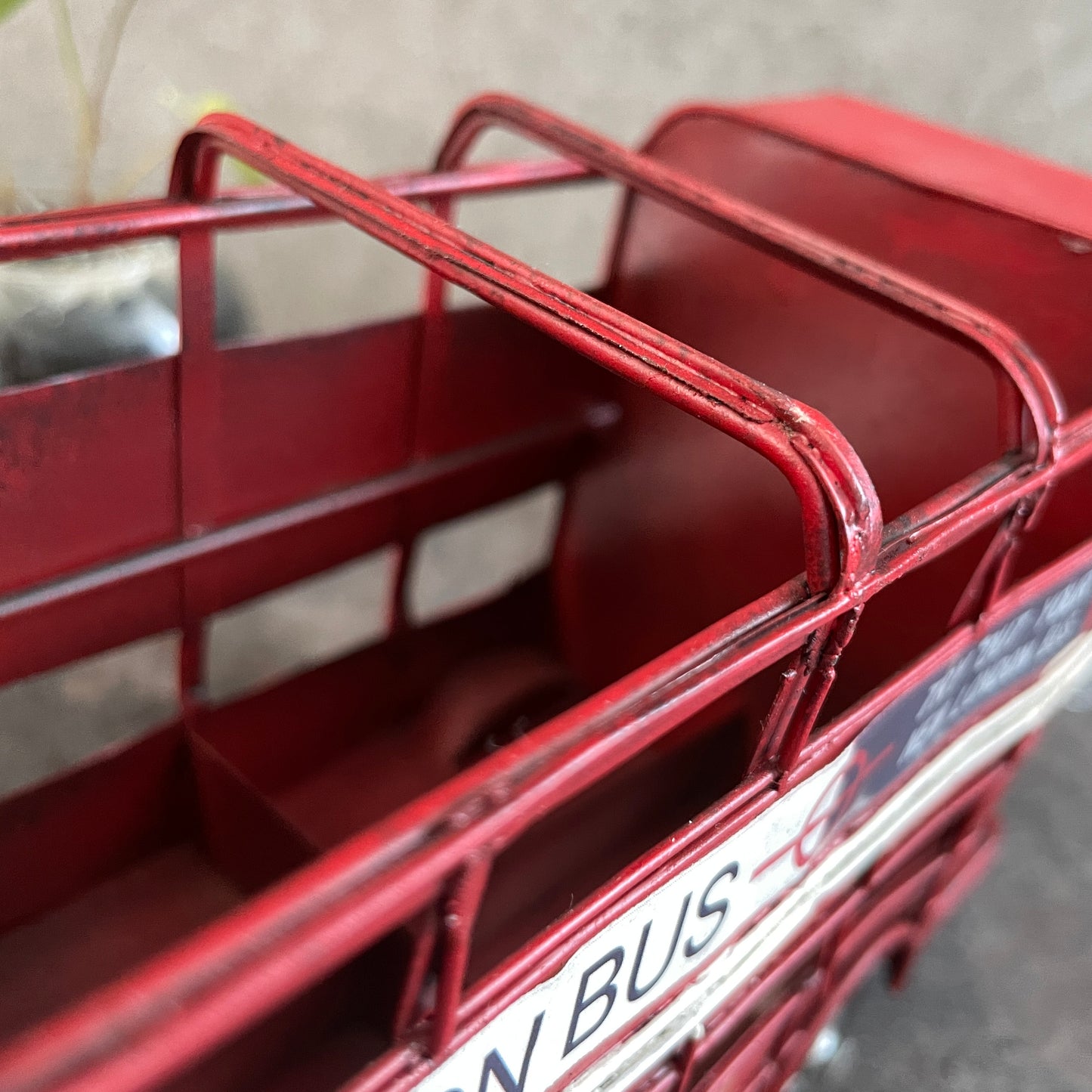 Eihodo London bus model can be used as a brush holder