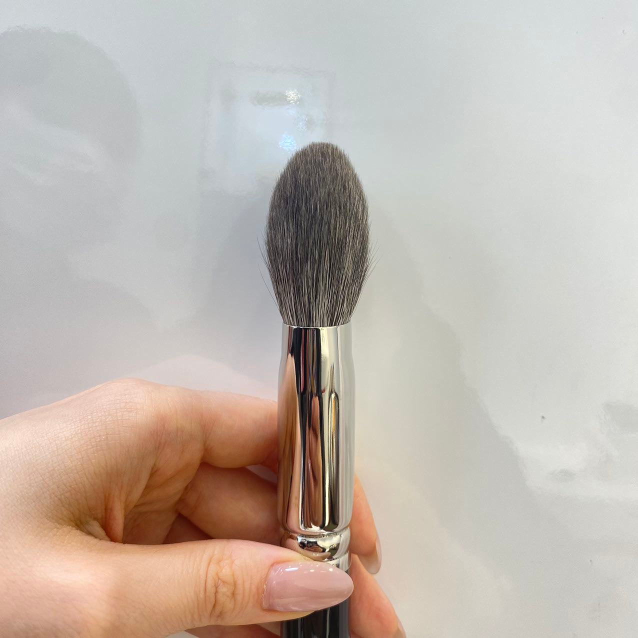 HAKUHODO G505 cheek brush flat round gray squirrel mix goat