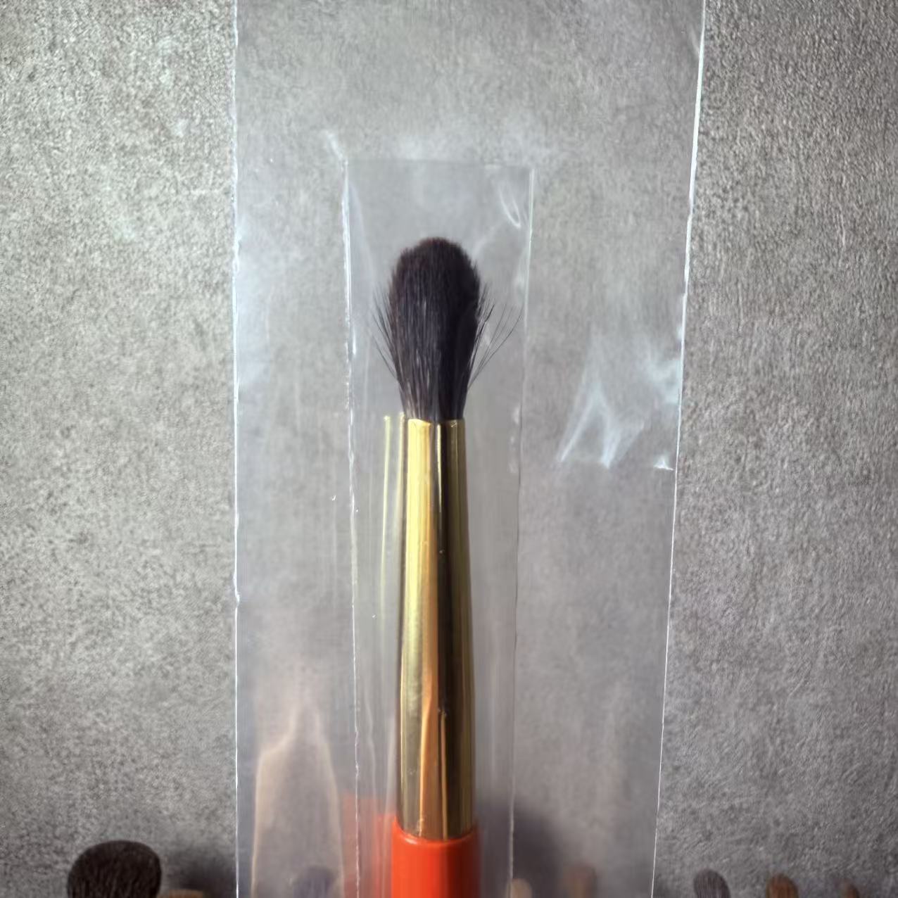 HAKUHODO S142 S142BK Eyeshadow brush round Gray Squirrel