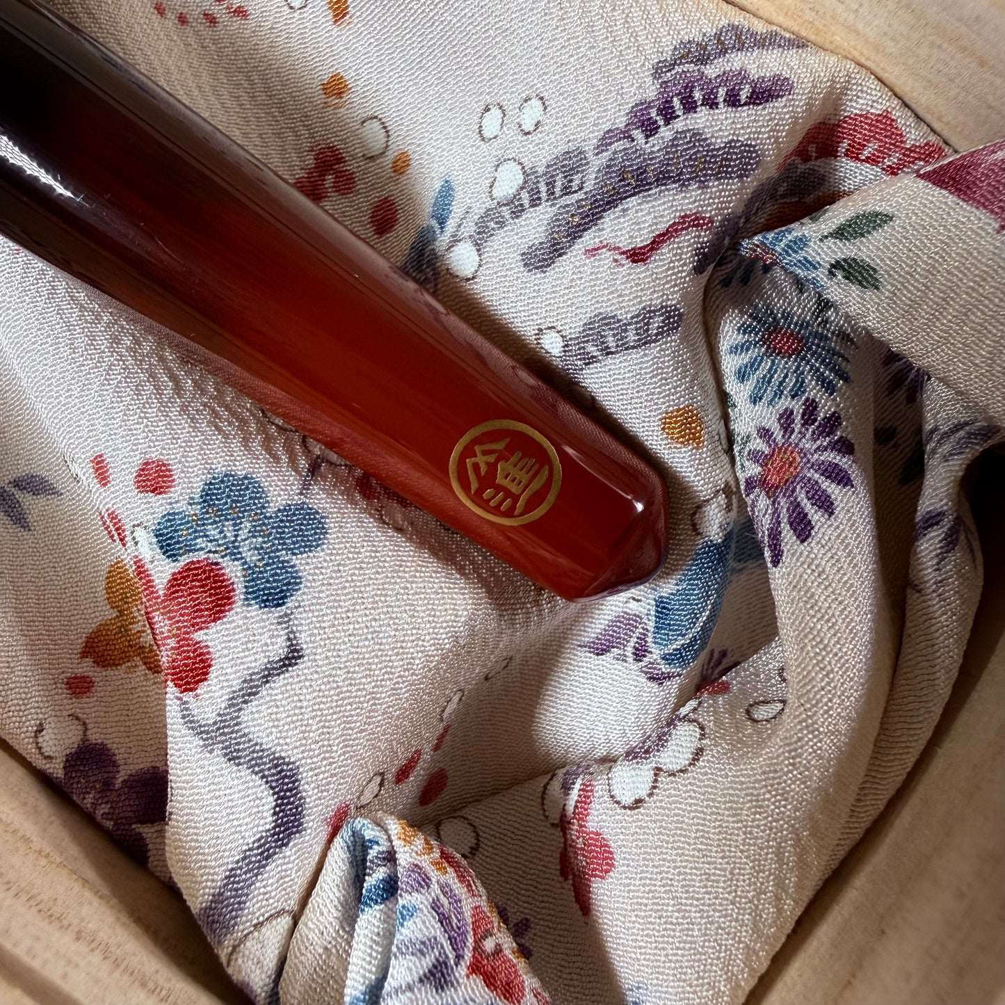 Bunshindo Artisan Handmade Makeup Brush with Black-Red Lacquer Handle, Vintage Kolinsky Mix Saikoho Hair