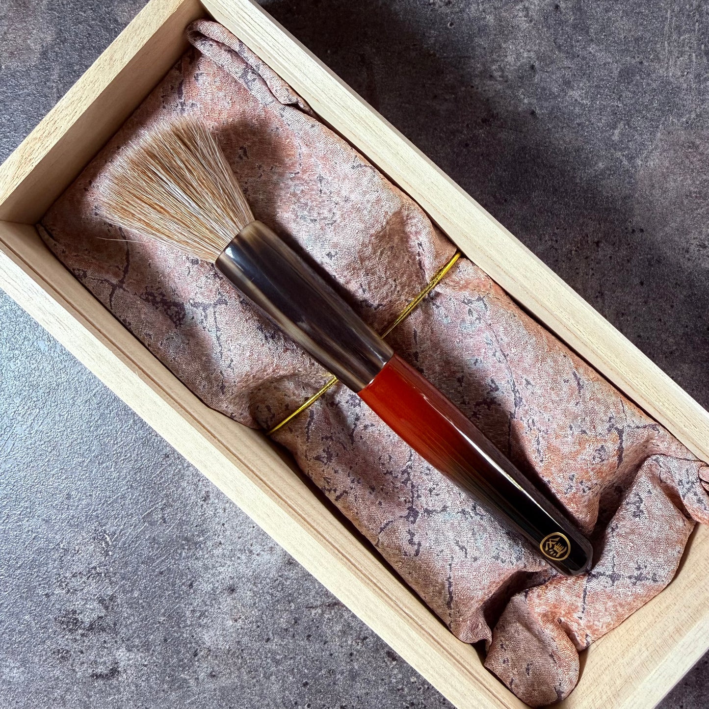 Bunshindo Artisan Handmade Makeup Brush with Red-Black Lacquer Handle, Vintage Kolinsky Mix Saikoho Hair