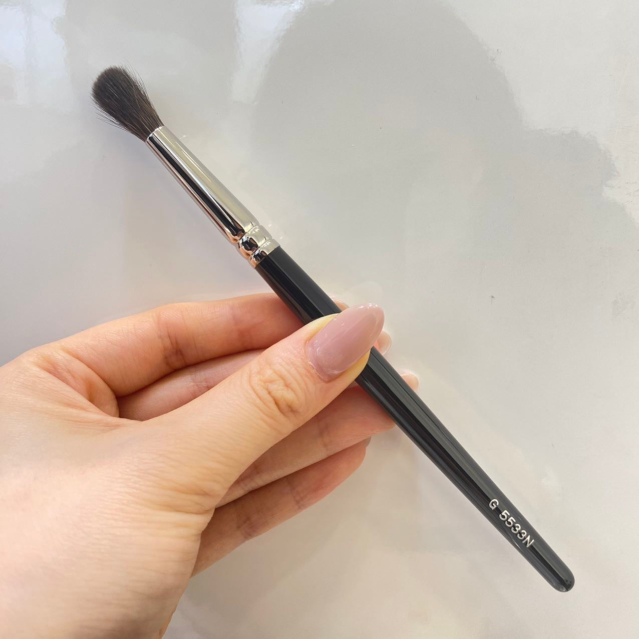 HAKUHODO G5533N eyeshadow blending brush round gray squirrel mix synthetic