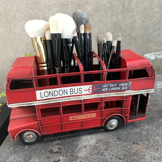Eihodo London bus model can be used as a brush holder