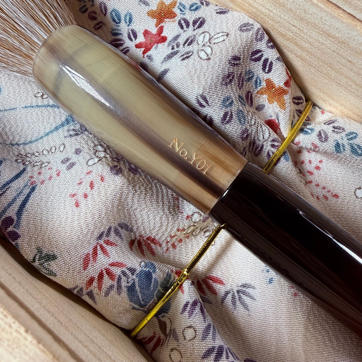 Bunshindo Artisan Handmade Makeup Brush with Black-Red Lacquer Handle, Vintage Kolinsky Mix Saikoho Hair