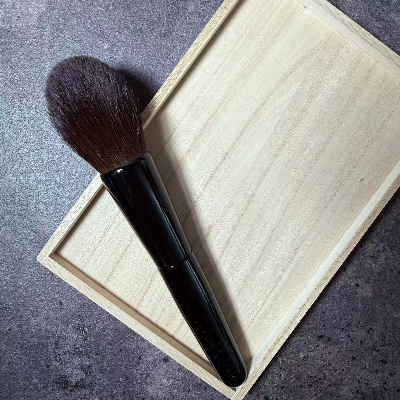 Kyureido KK001 Face powder Brush Round Gray squirrel