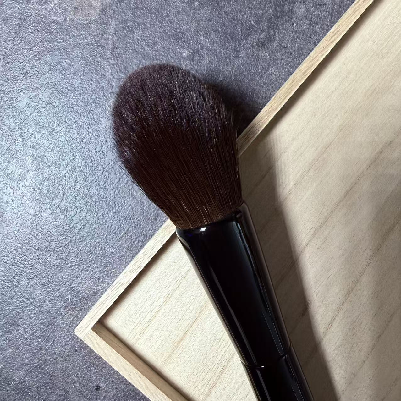Kyureido KK001 Face powder Brush Round Gray squirrel